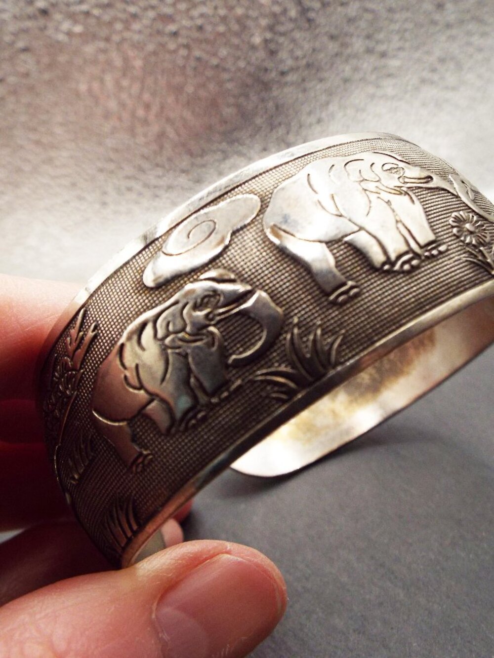 SILVERY RAISED SAFARI ELEPHANTS PARADING AROUND YOUR WRIST CUFF BRACELET 40B - Picture 2 of 7